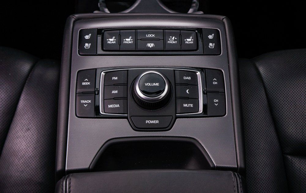 Tuvplāns automašīnas aizmugurējai konsolei ar stūri un pogām.