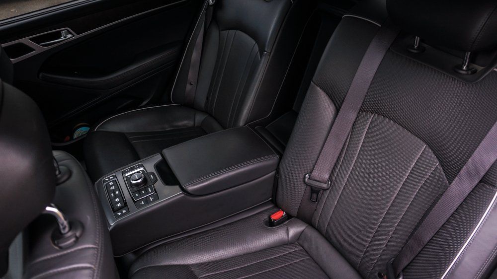 Tuvplāns no automašīnas aizmugurējiem sēdekļiem.