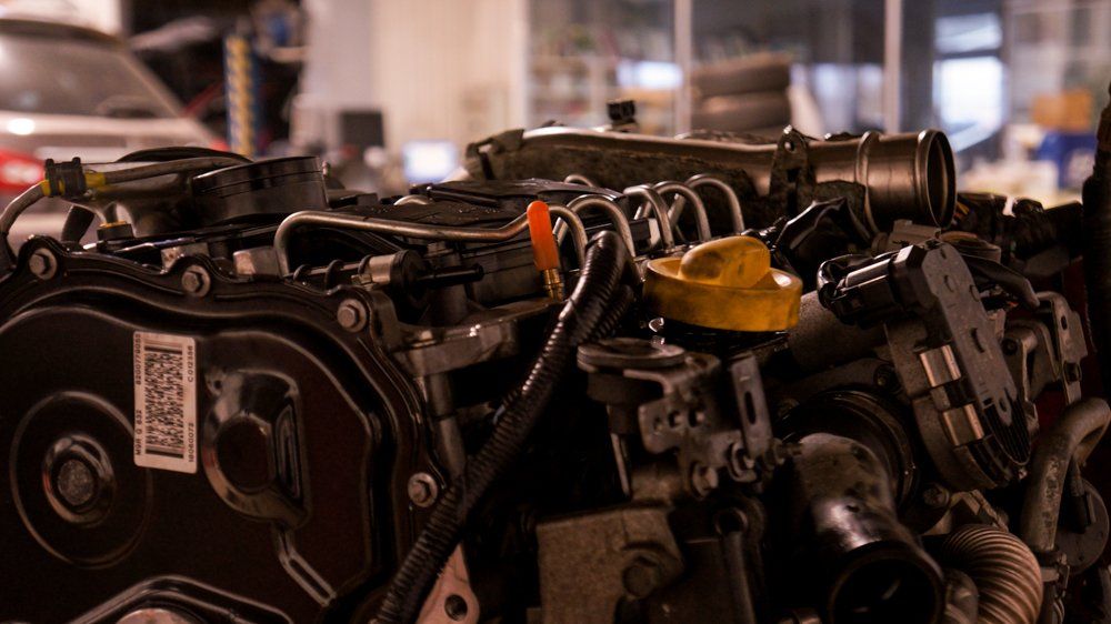 Tuvplāns automašīnas dzinējam garāžā.