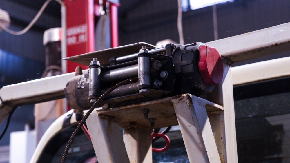 Kravas automašīnas aizmugurē ir piestiprināta vinča.