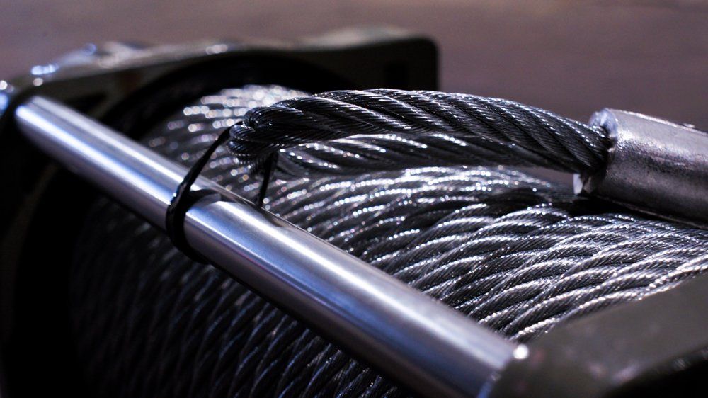 Vinčas tuvplāns ar virkni vadu uz tās