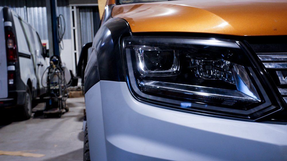 Tuvplāns automašīnas lukturim garāžā.