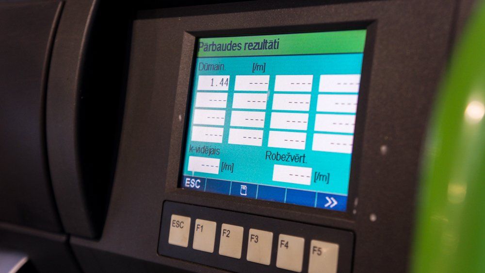 Datora monitors ar zaļu un zilu ekrānu