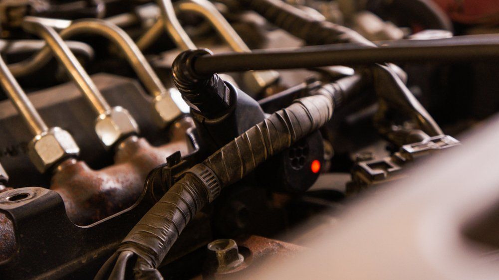 Tuvplāns automašīnas dzinējam ar uzgriežņu atslēgu tajā.