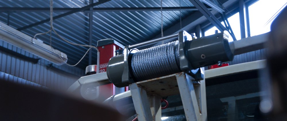 Pie ēkas griestiem karājās liela vinča.