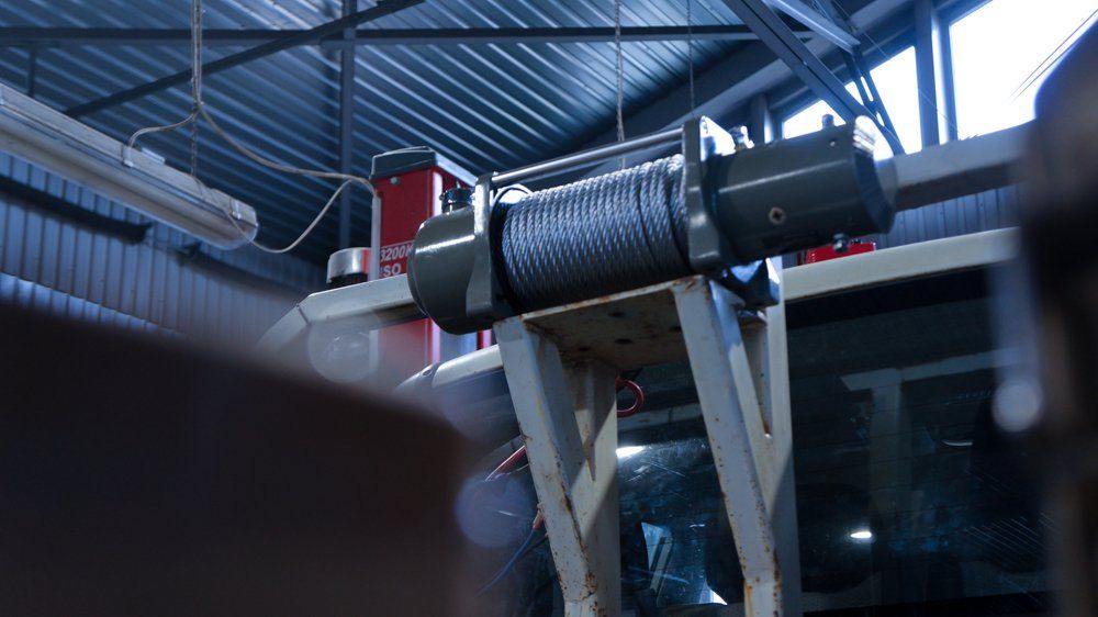 Pie ēkas griestiem karājās liela vinča.