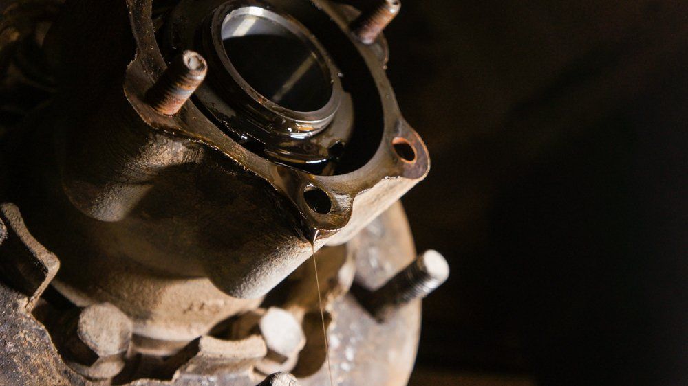 Tuvplāns no riteņa gultņa uz automašīnas riteņa.