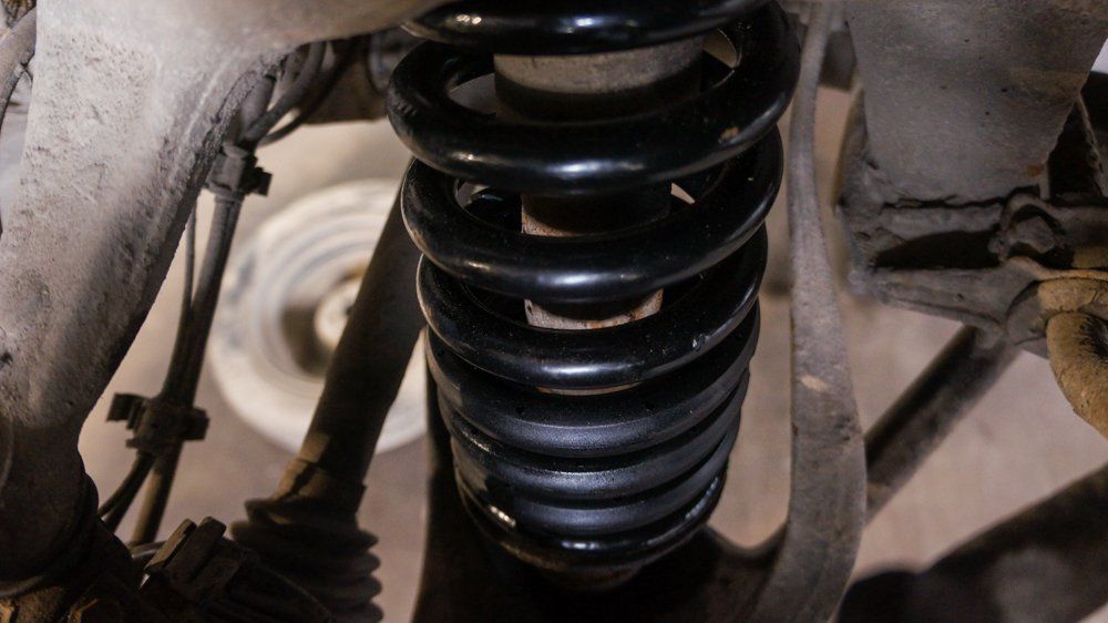 Tuvplāns amortizatoram uz automašīnas.