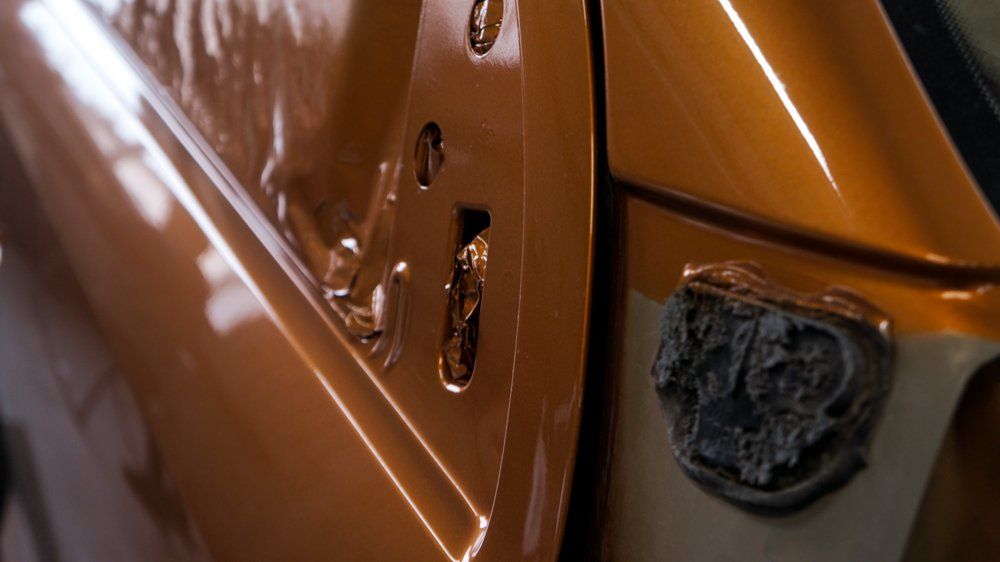 Tuvplāns automašīnas durvīm ar caurumu tajās.