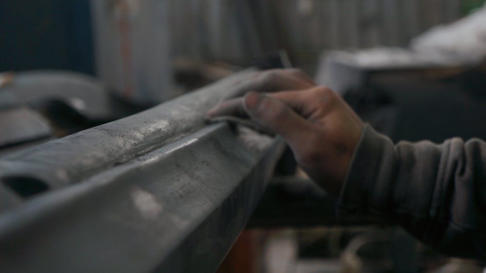 Tuvplāns cilvēka rokai , kas tur metāla gabalu.