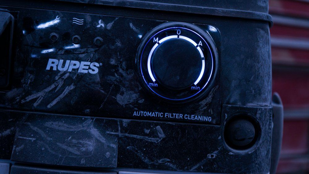 Rupiju putekļsūcēja tuvplāns ar zilu gaismu uz tā.