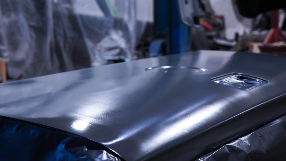 Garāžā tiek krāsots auto pārsegs.