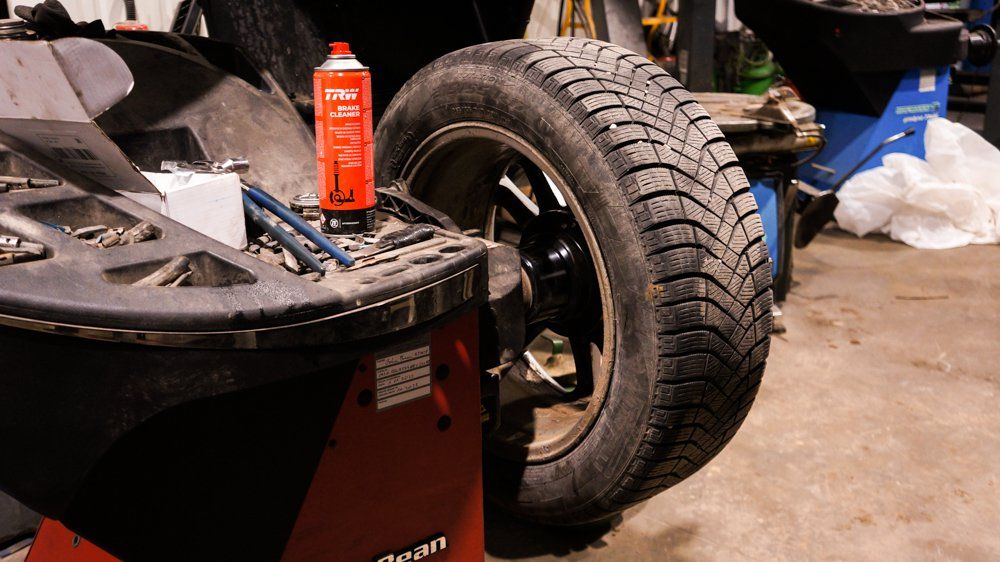 Riepa sēž uz balansēšanas mašīnas garāžā.