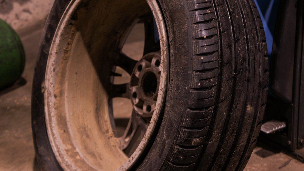 Tuvplāns no riepas uz riteņa garāžā.