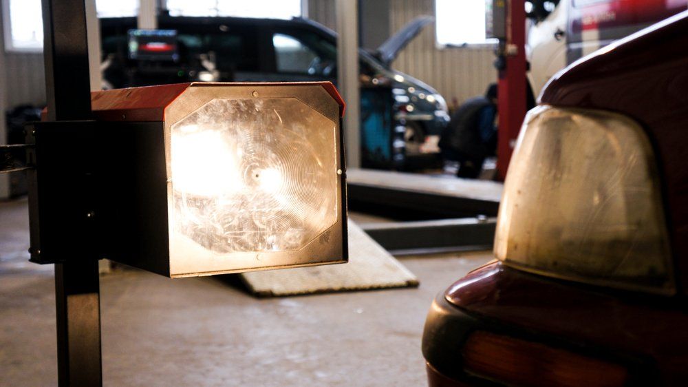 Automašīna tiek pārbaudīta ar mašīnu garāžā.