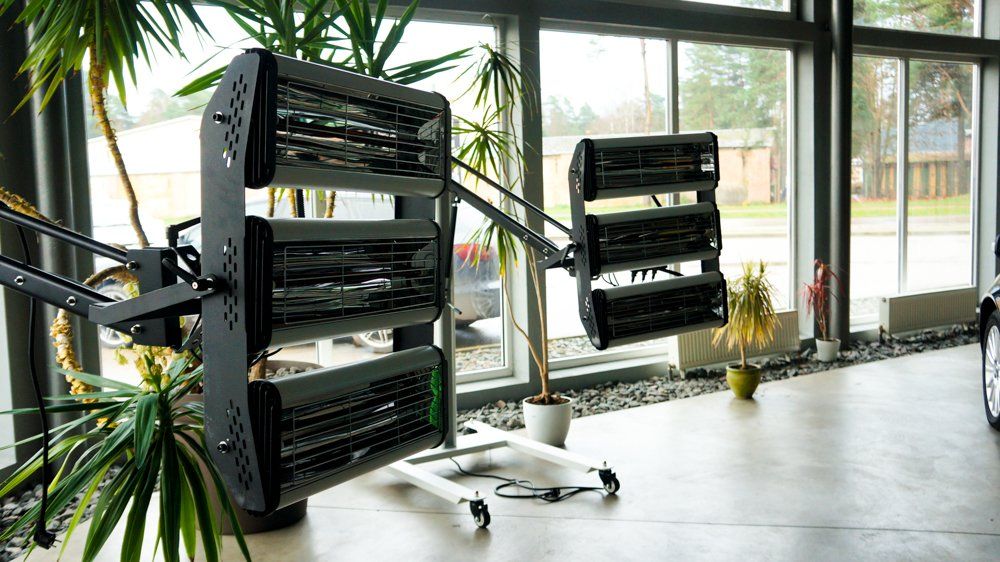 Istabas loga priekšā sēž sildītāju rinda.