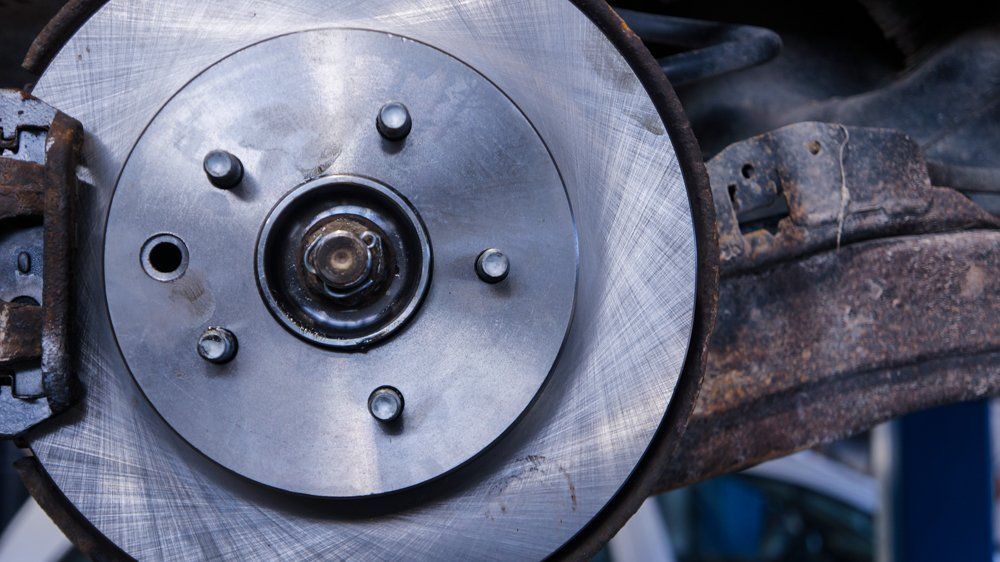 Bremžu diska tuvplāns uz automašīnas.