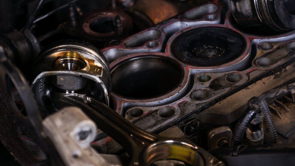 Tuvplāns no automašīnas dzinēja iekšpuses.