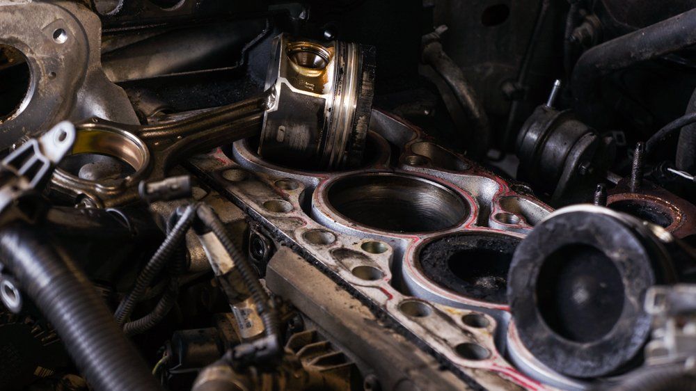 Tuvplāns no automašīnas dzinēja iekšpuses.