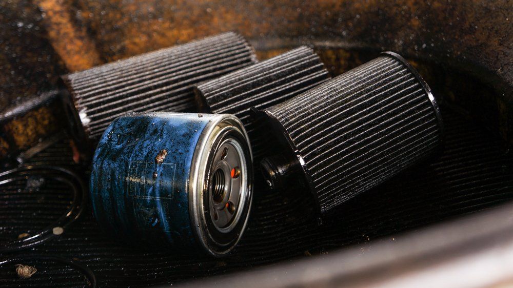 Divi eļļas filtri atrodas netīrā eļļas tvertnē.