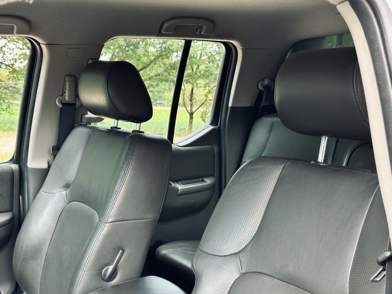 Automašīnas iekšpuse ar melniem ādas sēdekļiem