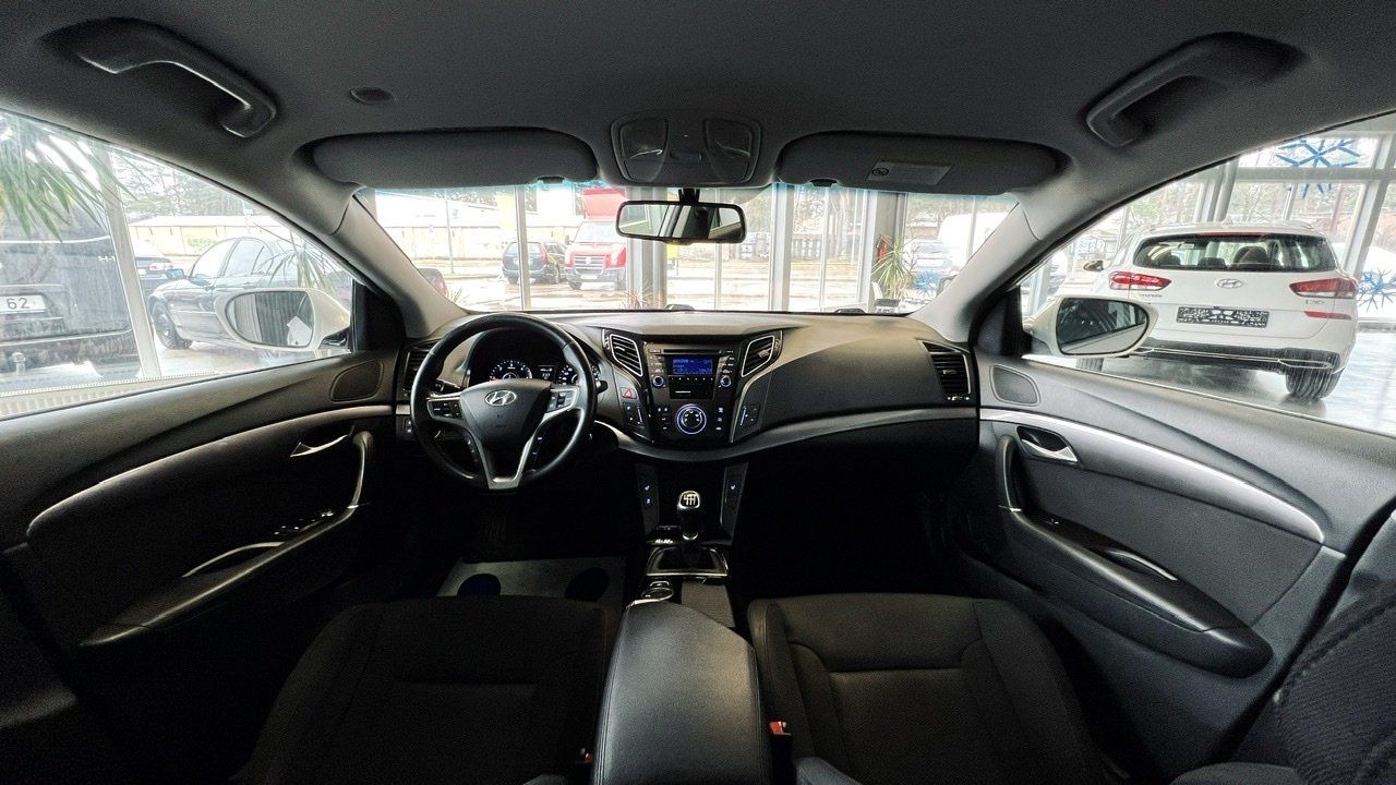 Auto salons tiek parādīts salonā.