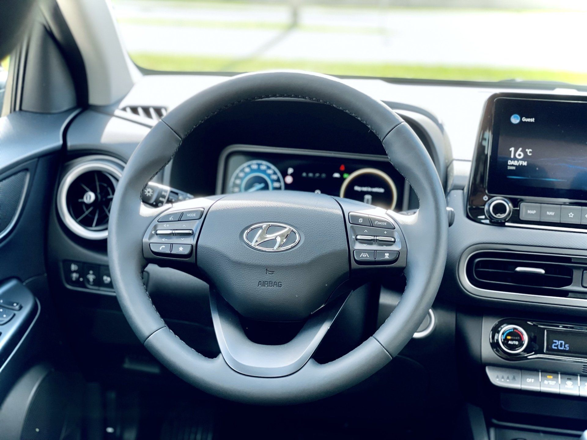Elektromobiļa hyundai kona interjers ar stūri un instrumentu paneli.