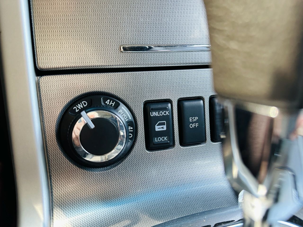 Tuvplāns no automašīnas paneļa ar pārslēdzēju.