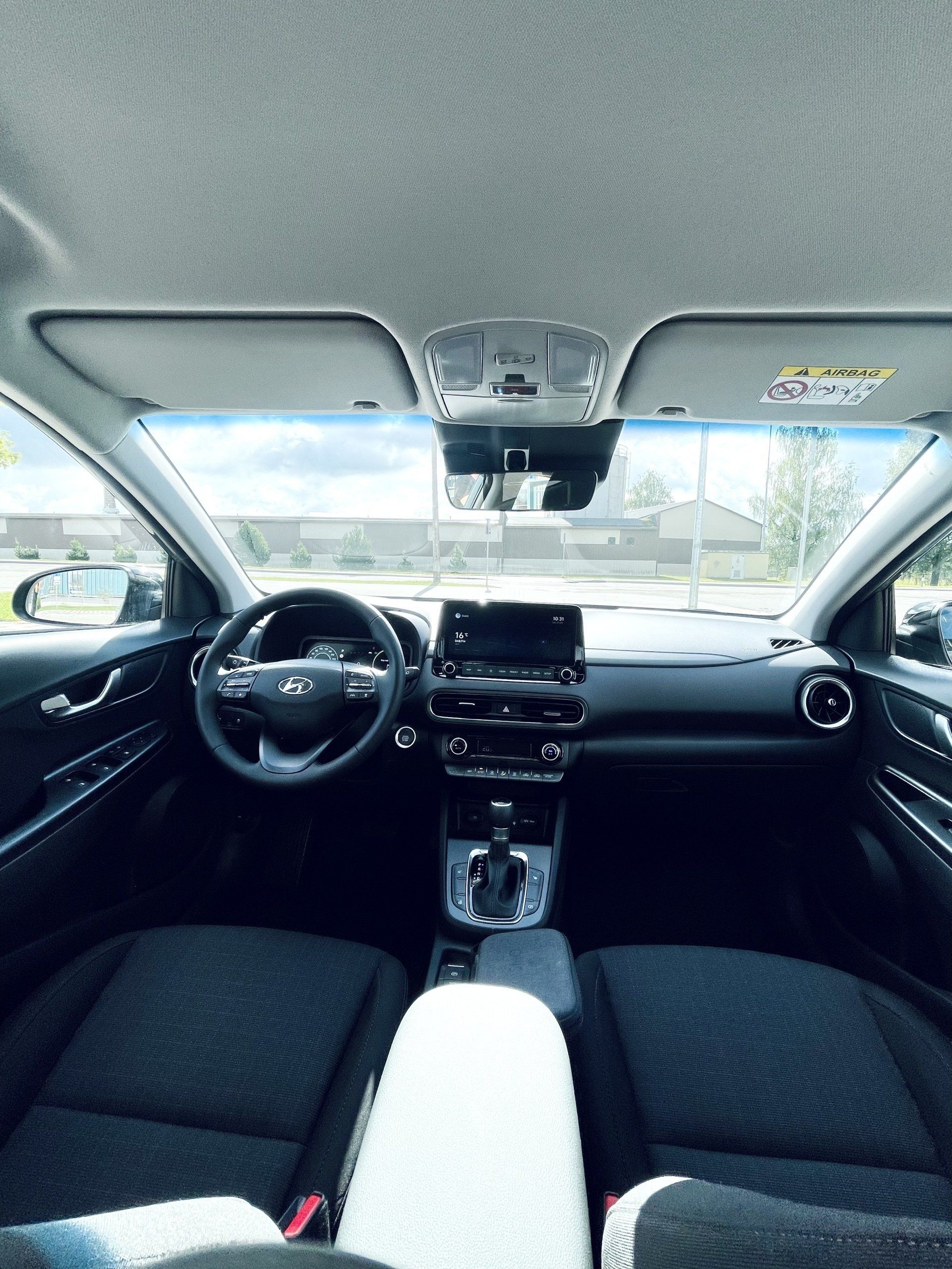 Automašīnas iekšpuse ar stūri un instrumentu paneli