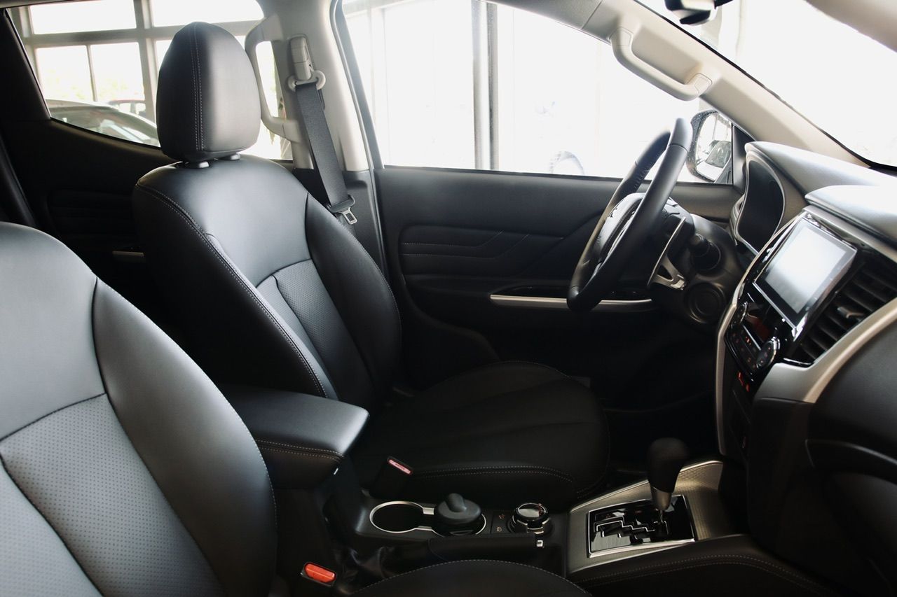 Automašīnas salons ar melniem ādas sēdekļiem un stūri