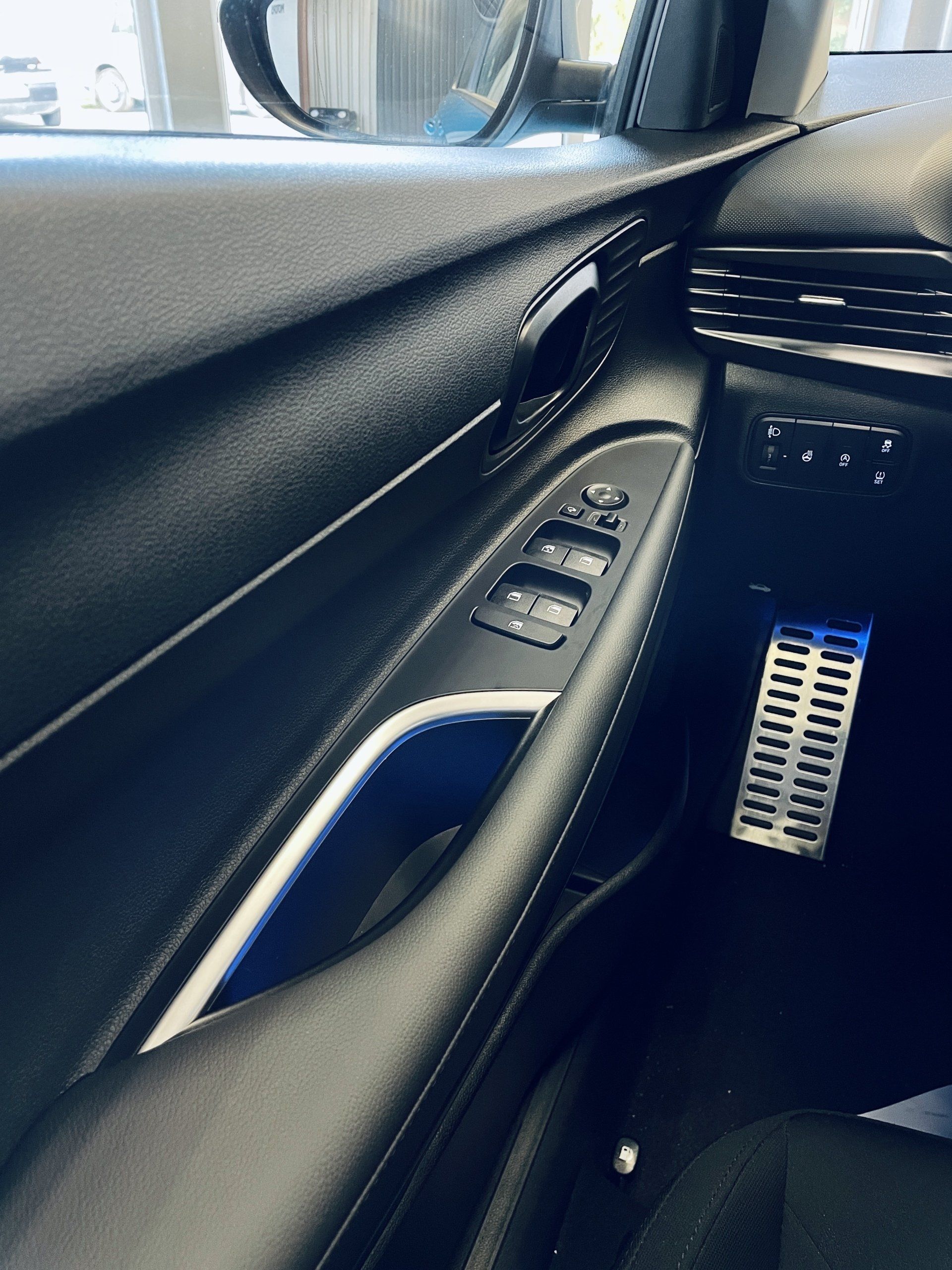 Tuvplāns no automašīnas durvīm ar pogām uz tām.