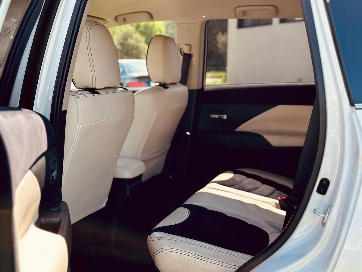 Baltas automašīnas aizmugurējais sēdeklis ar melnbaltiem sēdekļiem