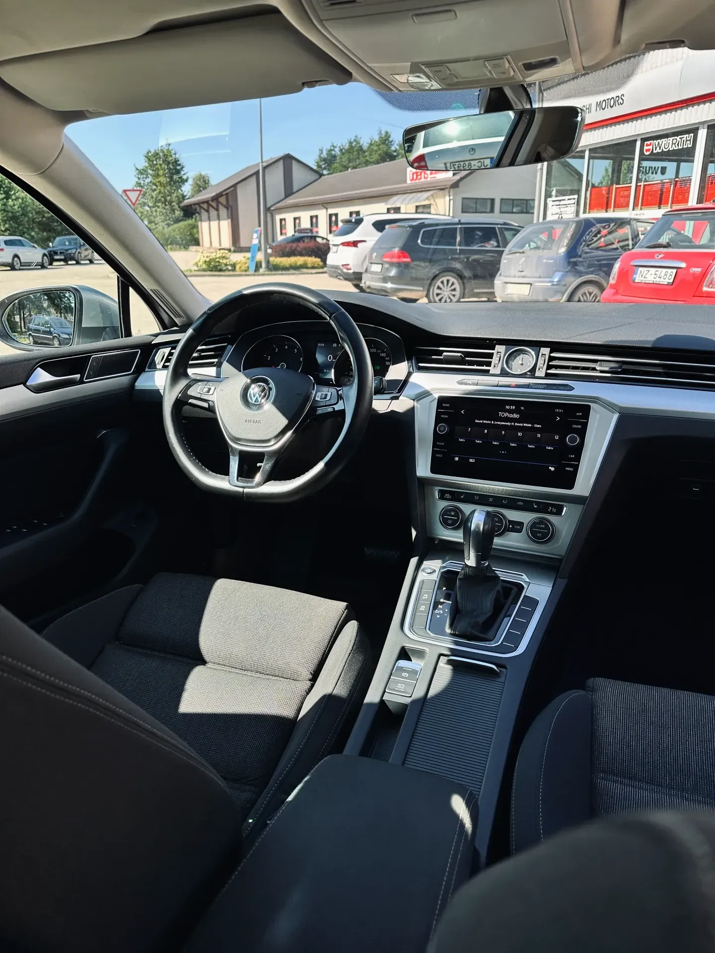 Automašīnas iekšpuse ar stūri un instrumentu paneli