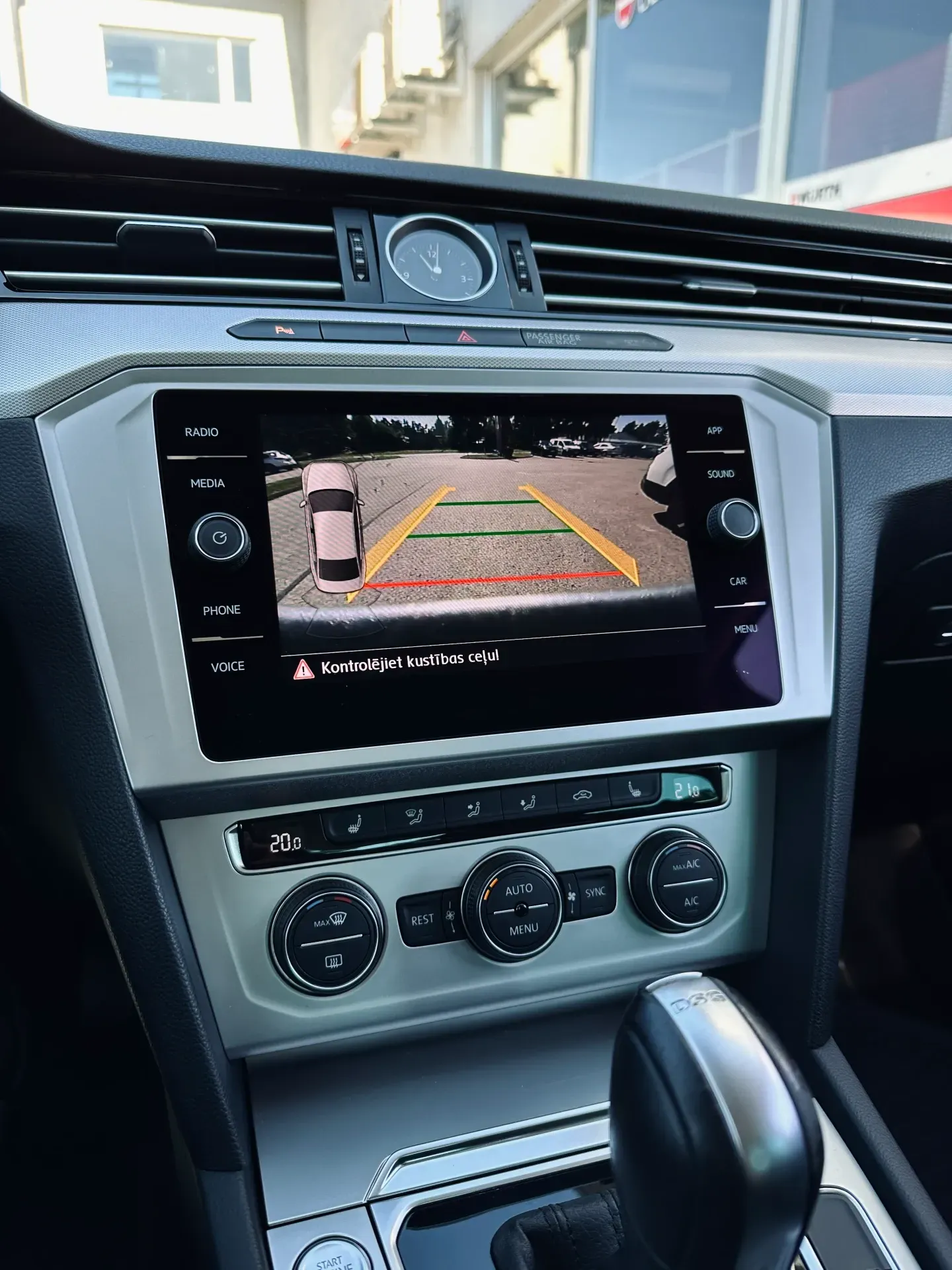 Automašīnas informācijas panelis ar atpakaļskata kameru