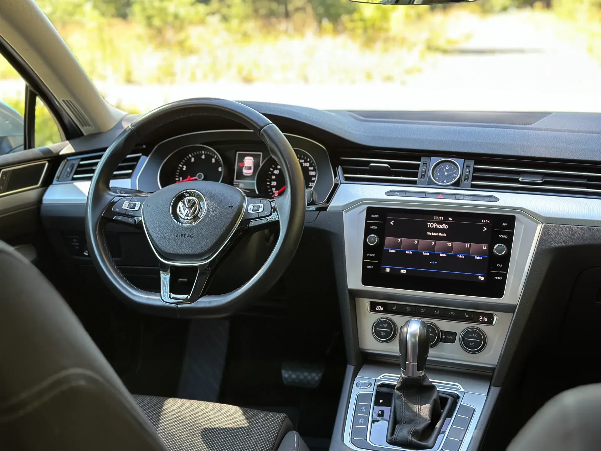 Automašīnas iekšpuse ar stūri un instrumentu paneli