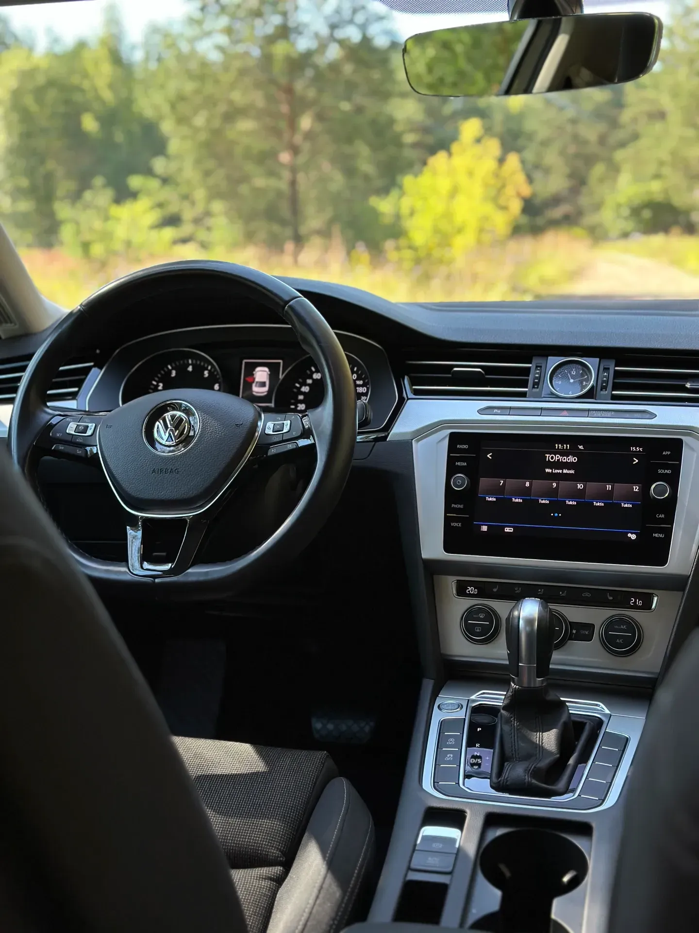 Volkswagen passat interjers ar stūri un instrumentu paneli.