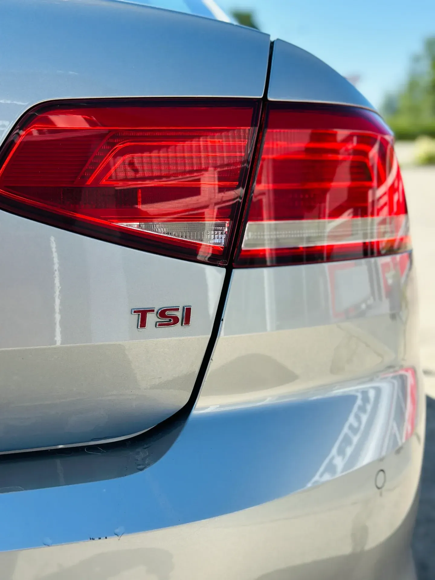 Sudraba auto ar tsi logo aizmugurē