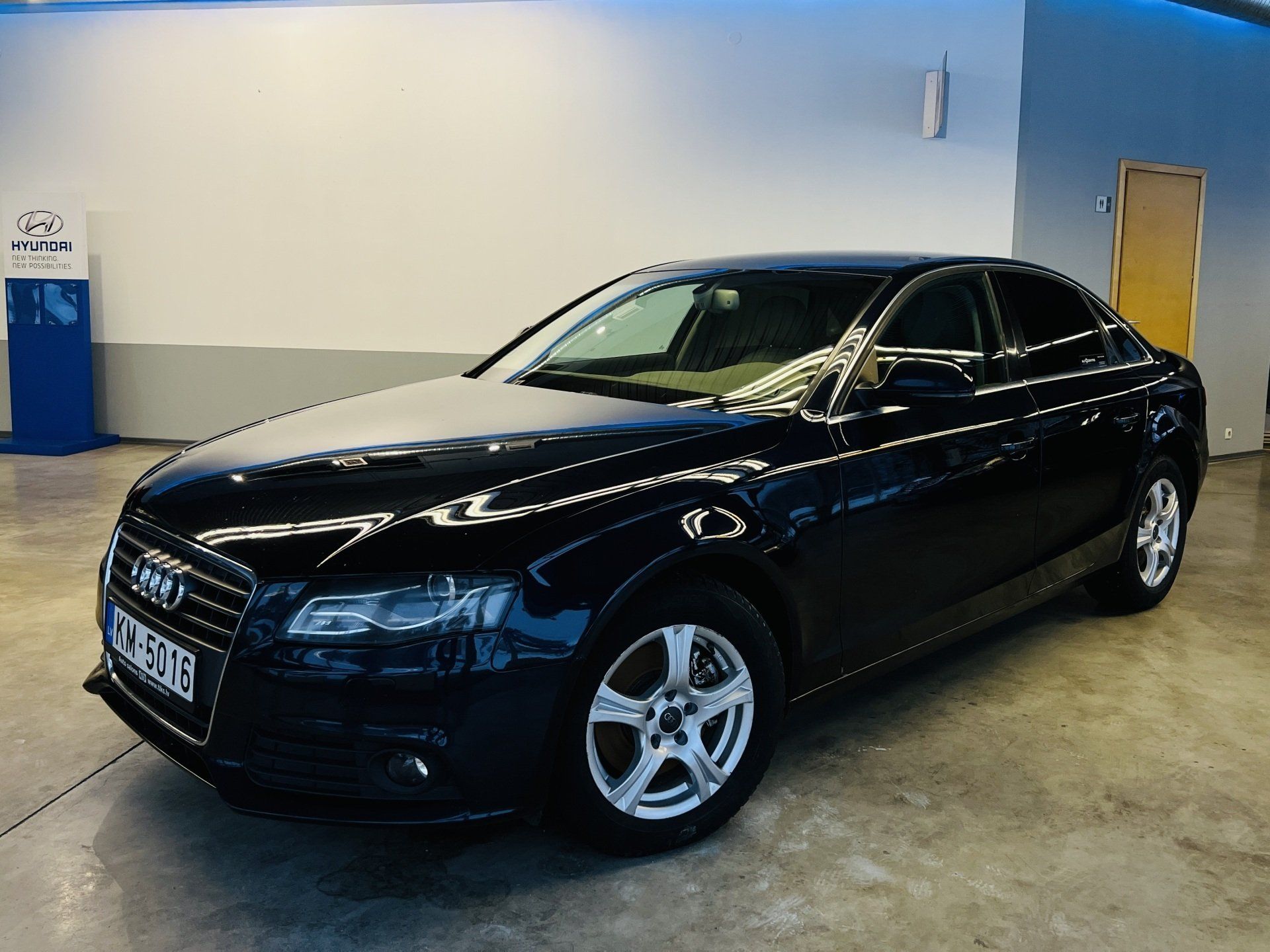 Melns audi a4 stāv garāžā.