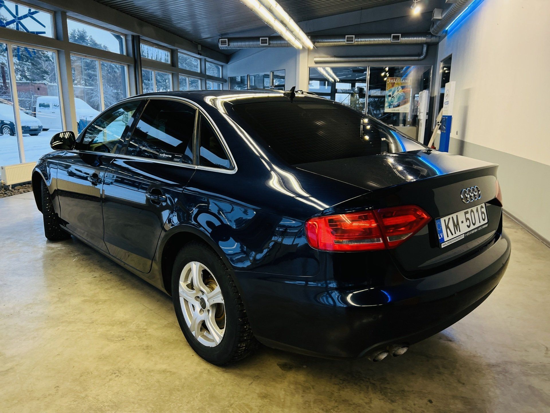 Salonā stāv melns audi a4