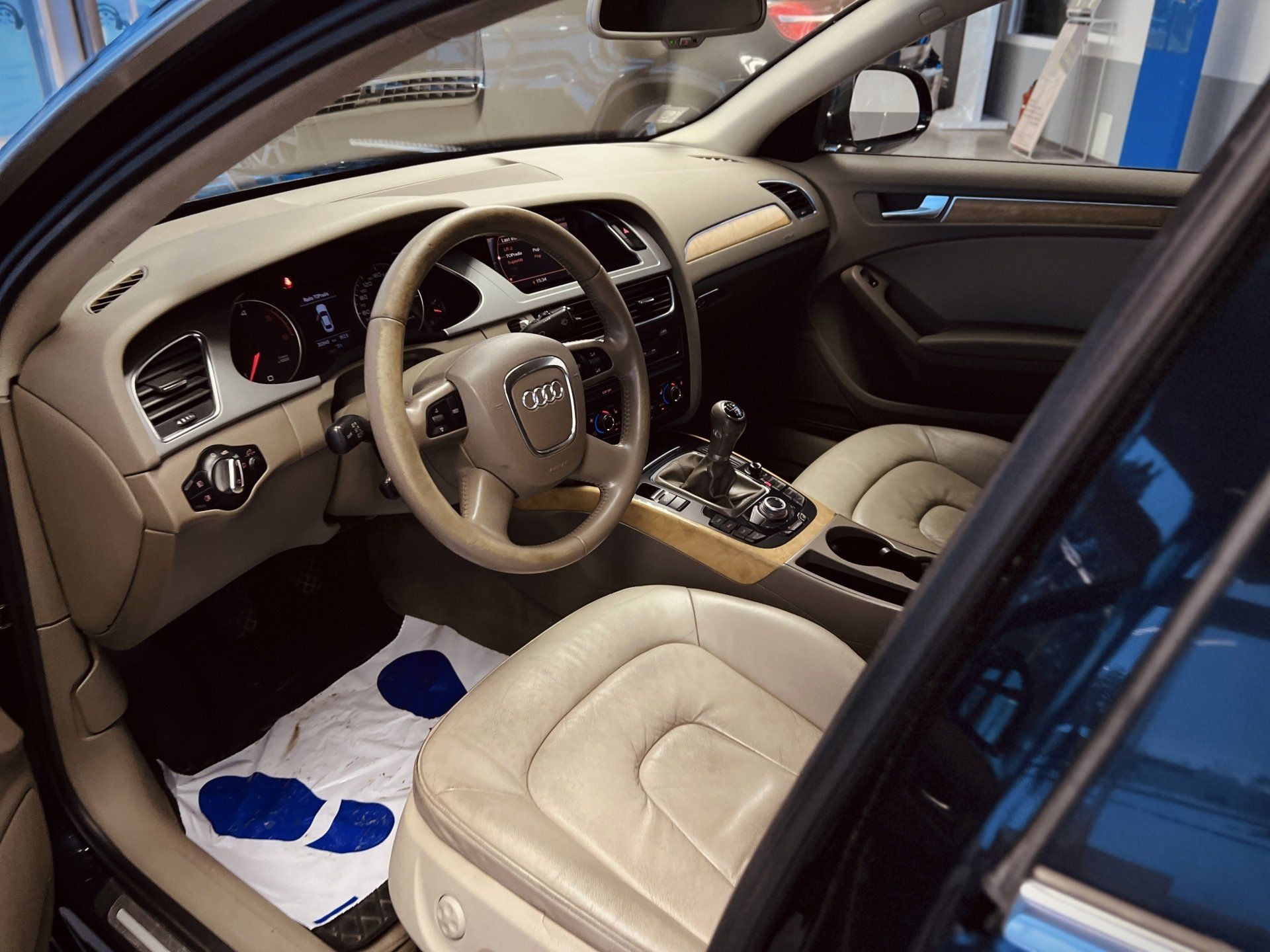 Audi automašīnas salons ar atvērtām durvīm