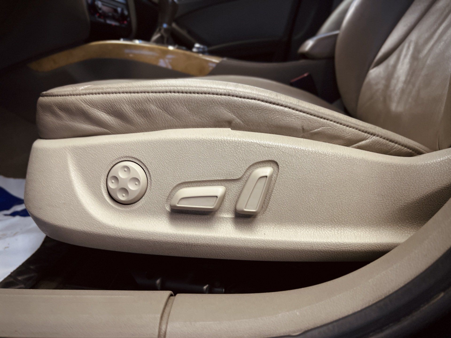 Tuvplāns no automašīnas sēdekļa ar pogu uz tā.