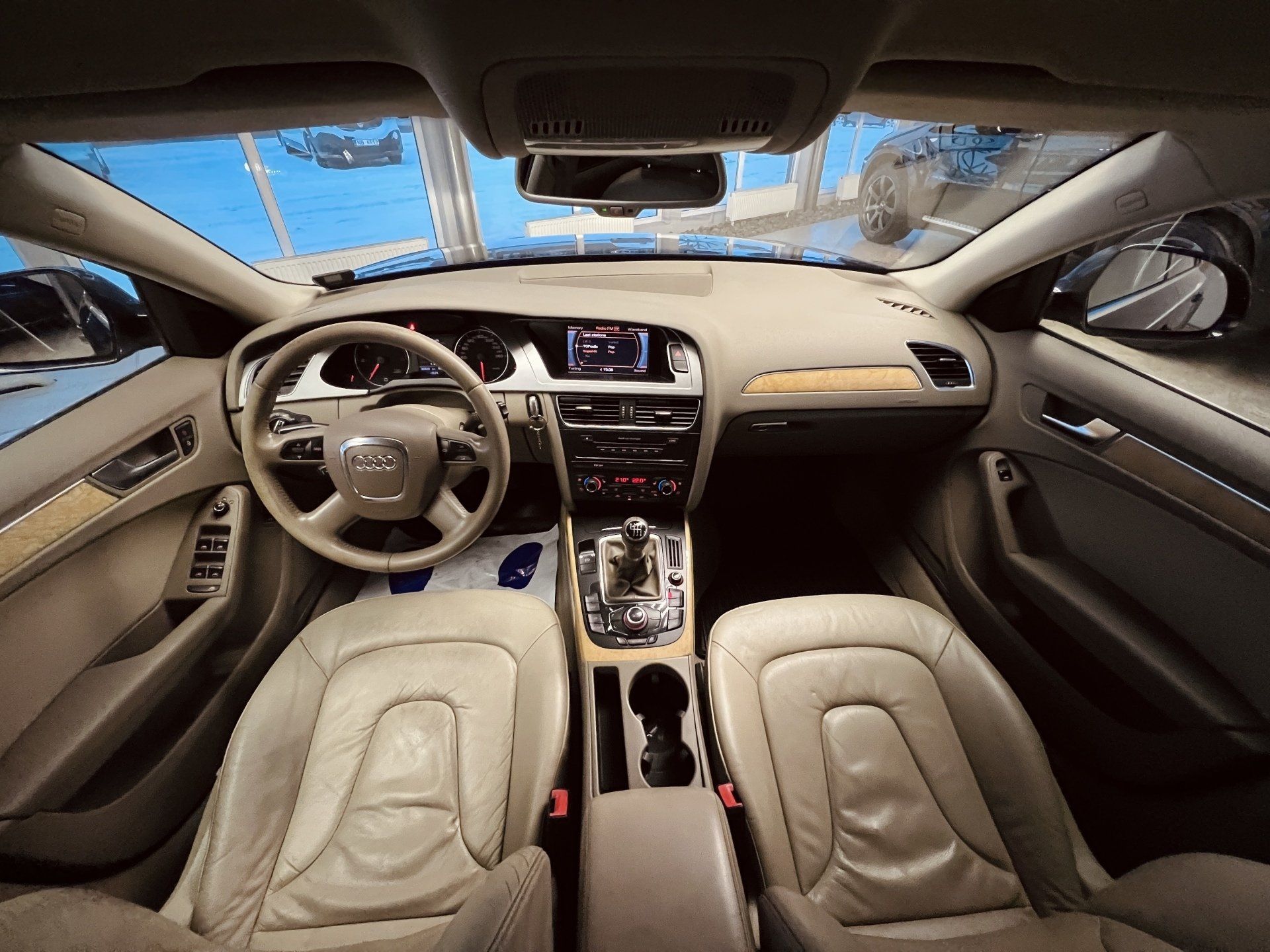 Automašīnas iekšpuse ar stūri un sēdekļiem