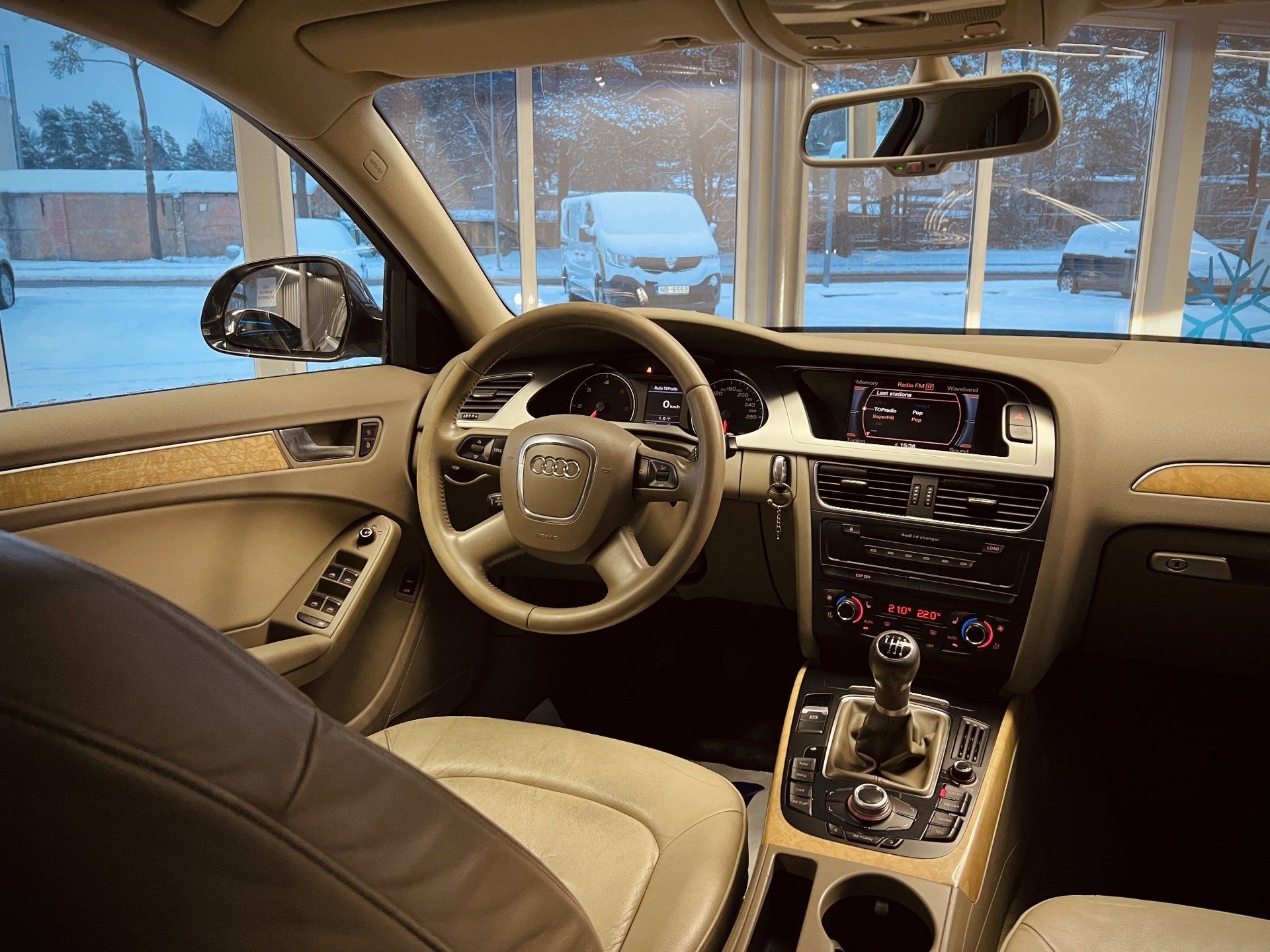 Automašīnas salons ar stūri un atpakaļskata spoguli