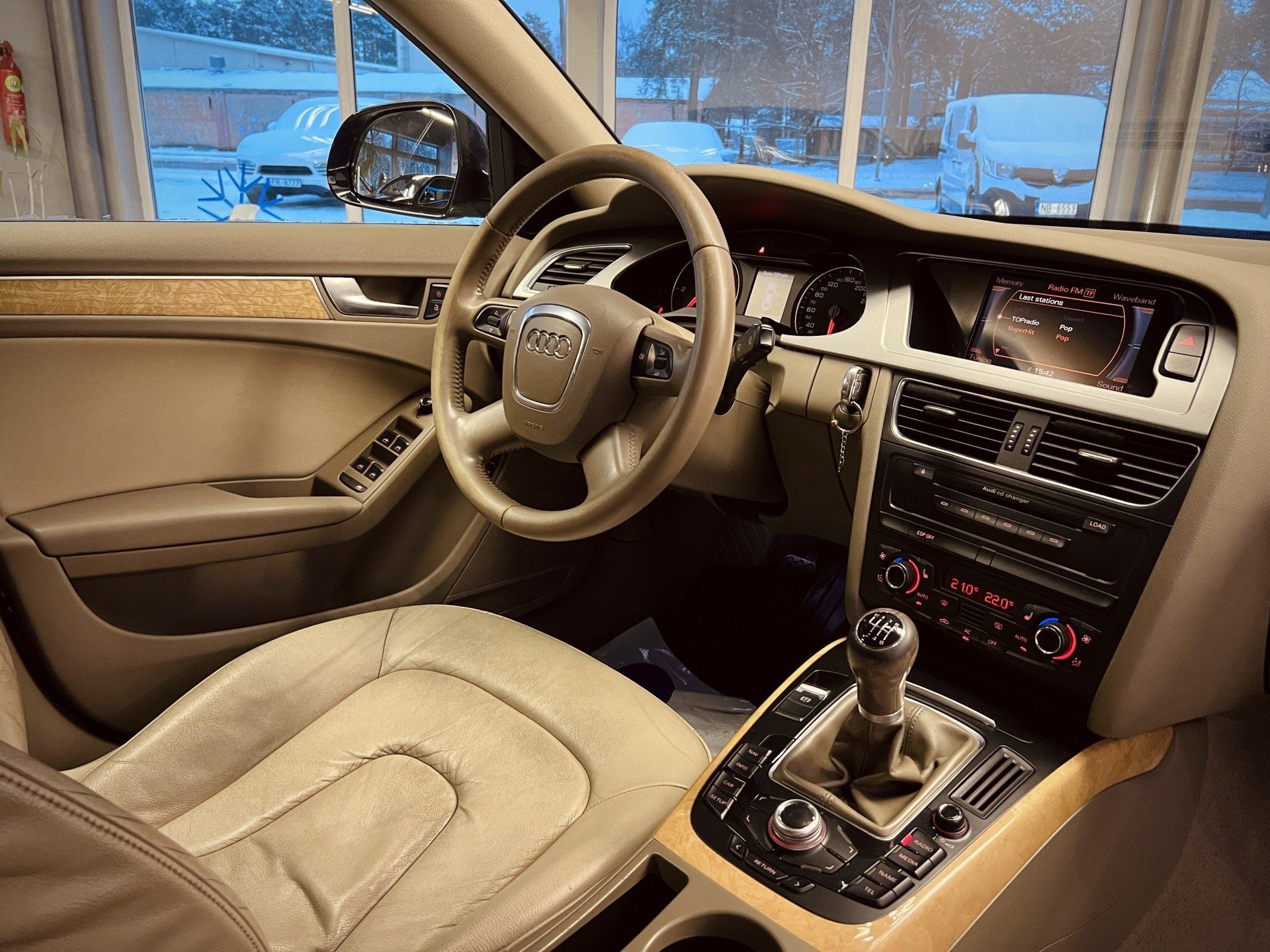 Automašīnas salons ar dzeltenbrūniem ādas sēdekļiem un stūri