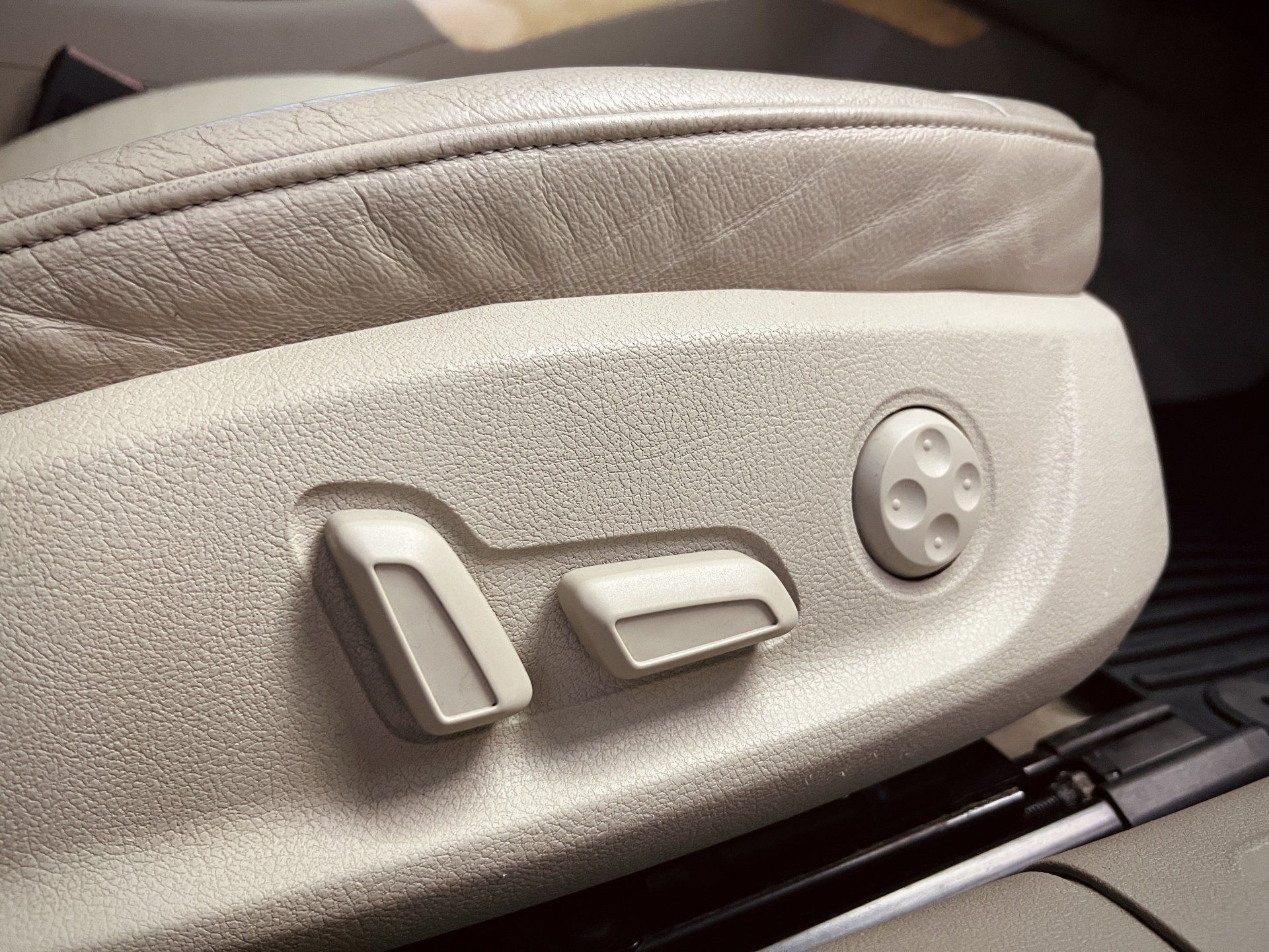 Tuvplāns no automašīnas sēdekļa ar pogām uz tā