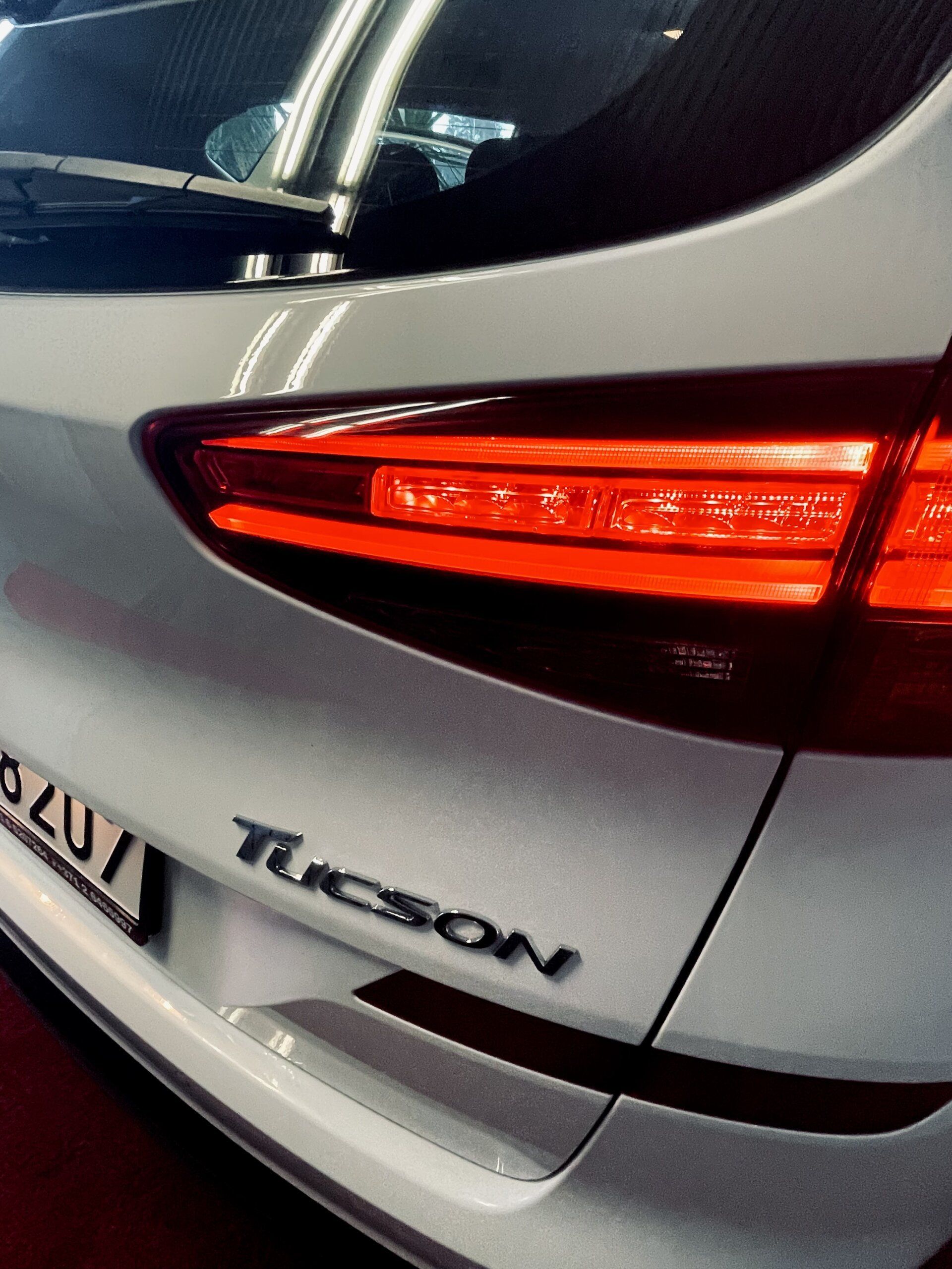 Tuvplāns ar baltu tuksona automašīnu