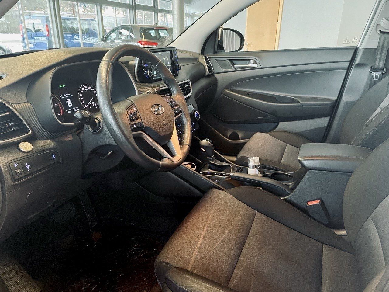 Automašīnas iekšpuse ar stūri un sēdekļiem