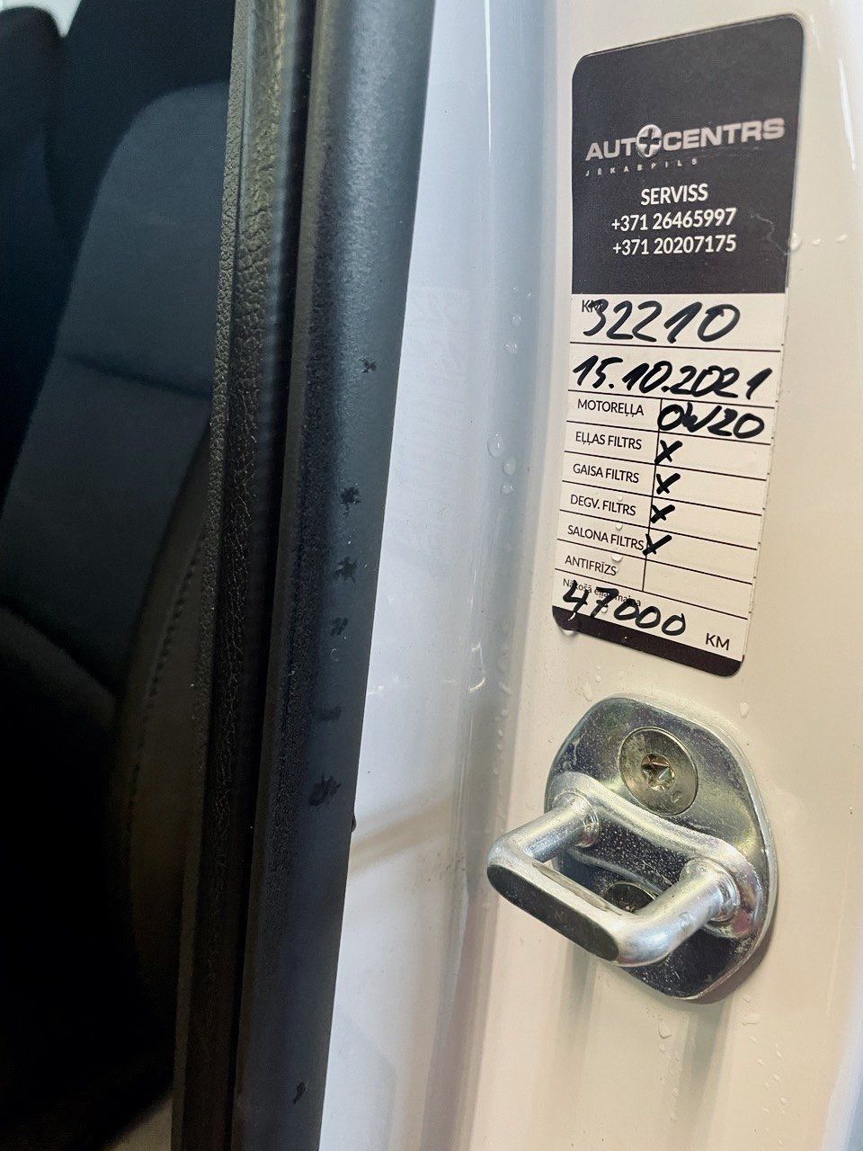 Tuvplāns automašīnas durvīm ar uzlīmi uz tām.