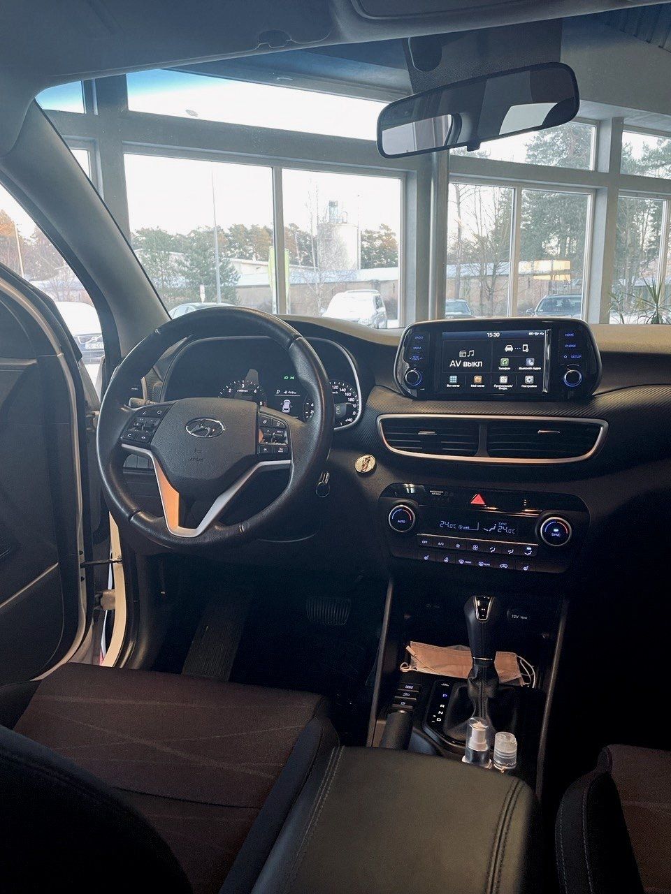 Hyundai tucson interjers ir parādīts izstāžu zālē.