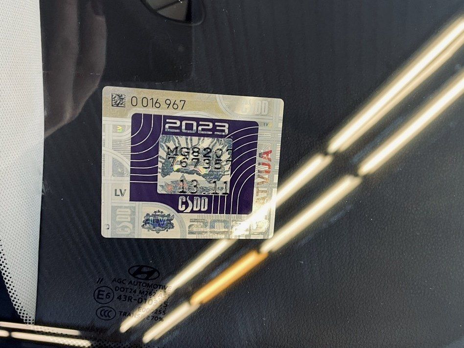 Uzlīme uz automašīnas vējstikla rakstīts 2023. gads